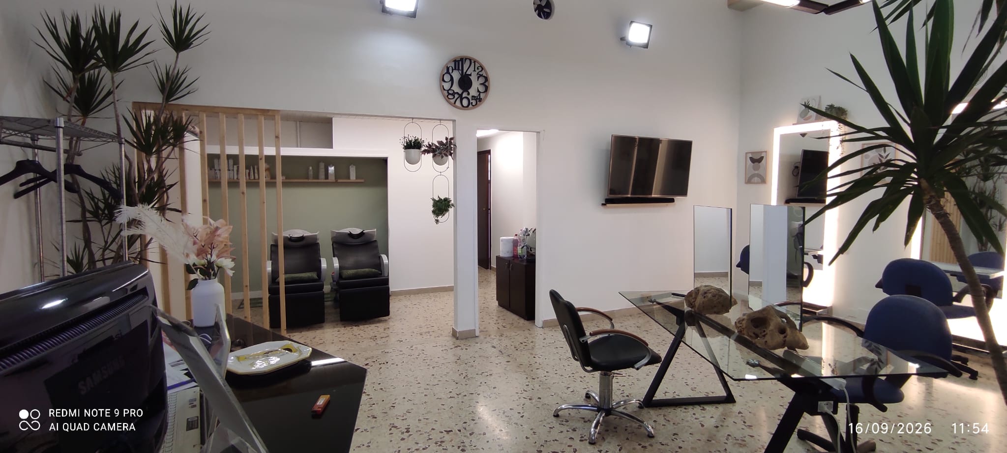 La zona lavaggio e gli spazi del salone
